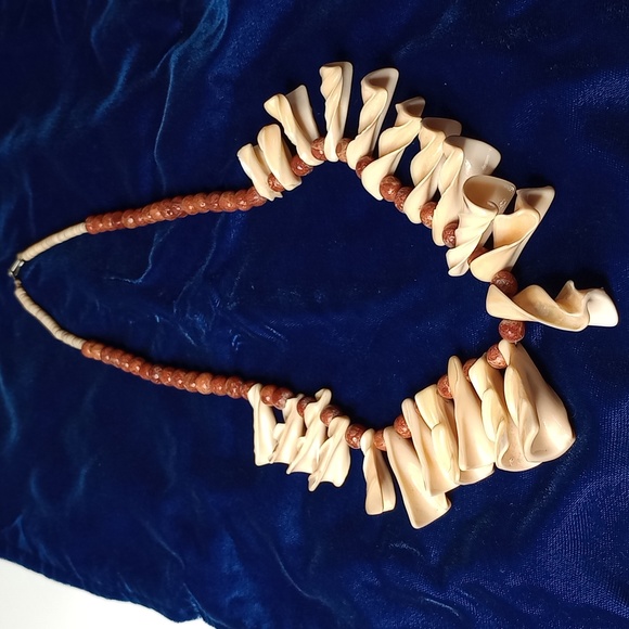 Vintage Unquie Shell and Coral Bead Necklace - Picture 9 of 14